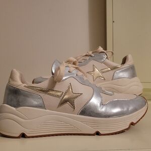 Women's Stylish Cream Sneakers with Metallic Accents